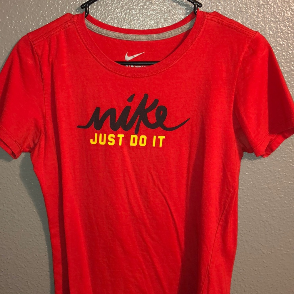 Nike Slim Fit Median Women’s Tee